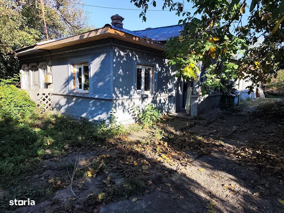 FARA COMISIOANE in Sabareni la drum asfaltat casa batrineasca  1000mp