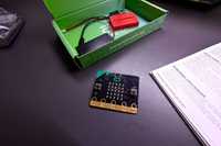 Micro:bit GO, placă de bază cu kit starter (baterii și suport)