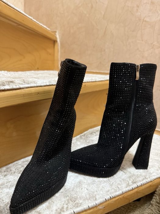 Боти на токче.