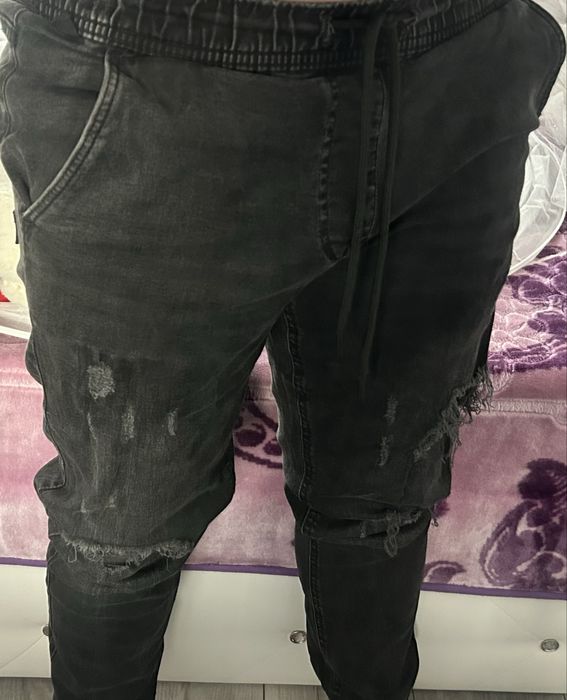 Vand blugi negri de barbati marimea 36