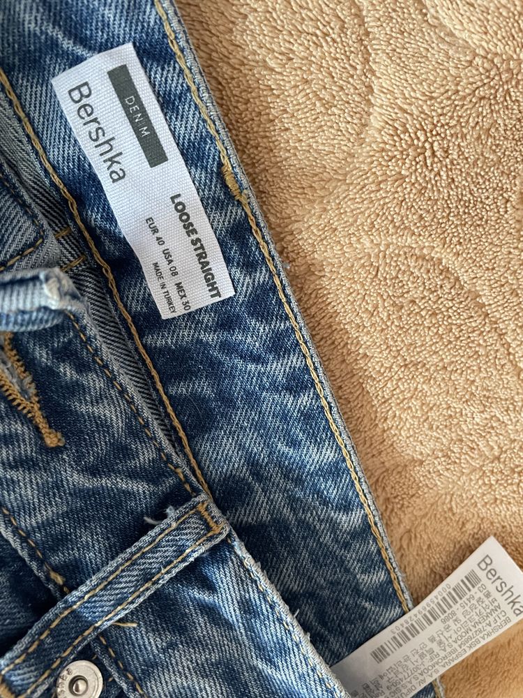 Дънки Bershka с ефектни скъсвания