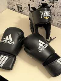 Шлем и боксерские перчатки