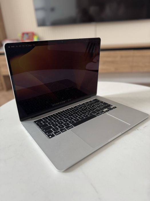 MacBook Air 15" M2 256 GB - Ca nou, 2024, folosit foarte puțin