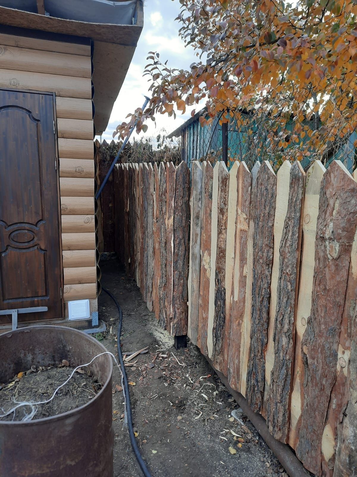 Забор деревянный, высота два метра