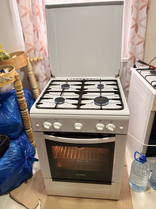 Продам газ плиту Гефест 60 см   с доставкой рабочий