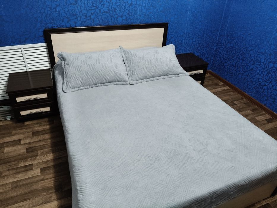 Продам спальный гарнитур (шкаф, комод, кровать, 2прикроватные тумбочки