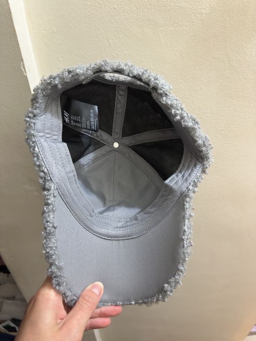 Зимна шапка с козирка H&M