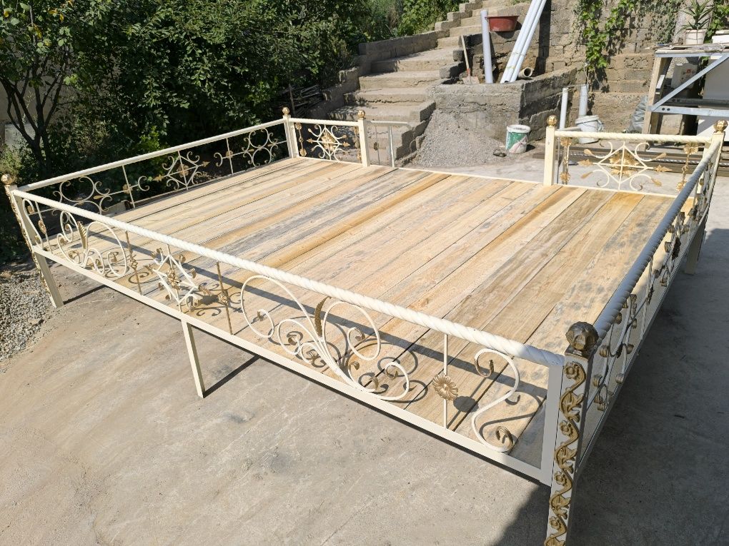 Тапчан сатылады.
