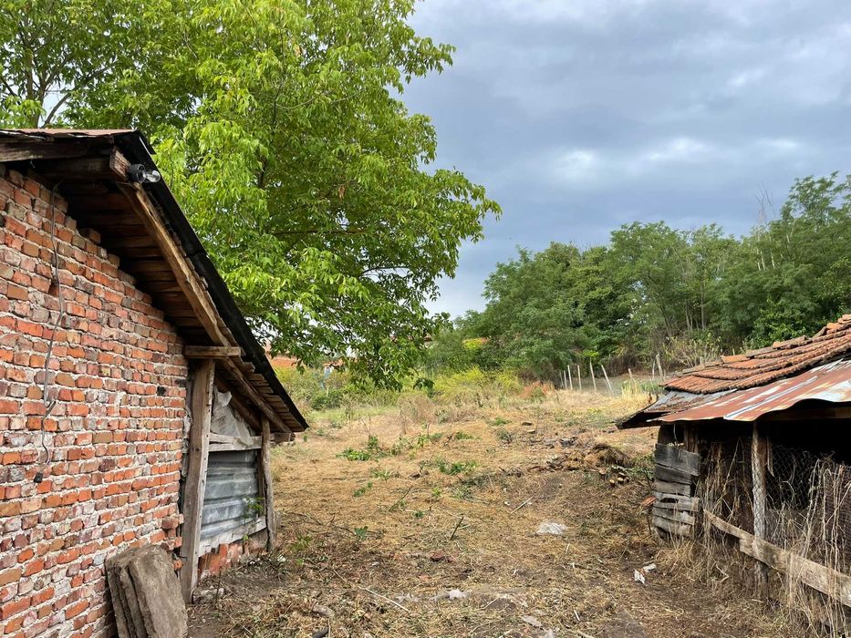 Къща с голям двор в оживено село близо до гр. Ямбол
