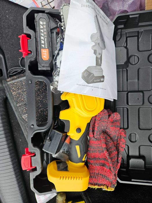 Мини резачка за дърва на батерия