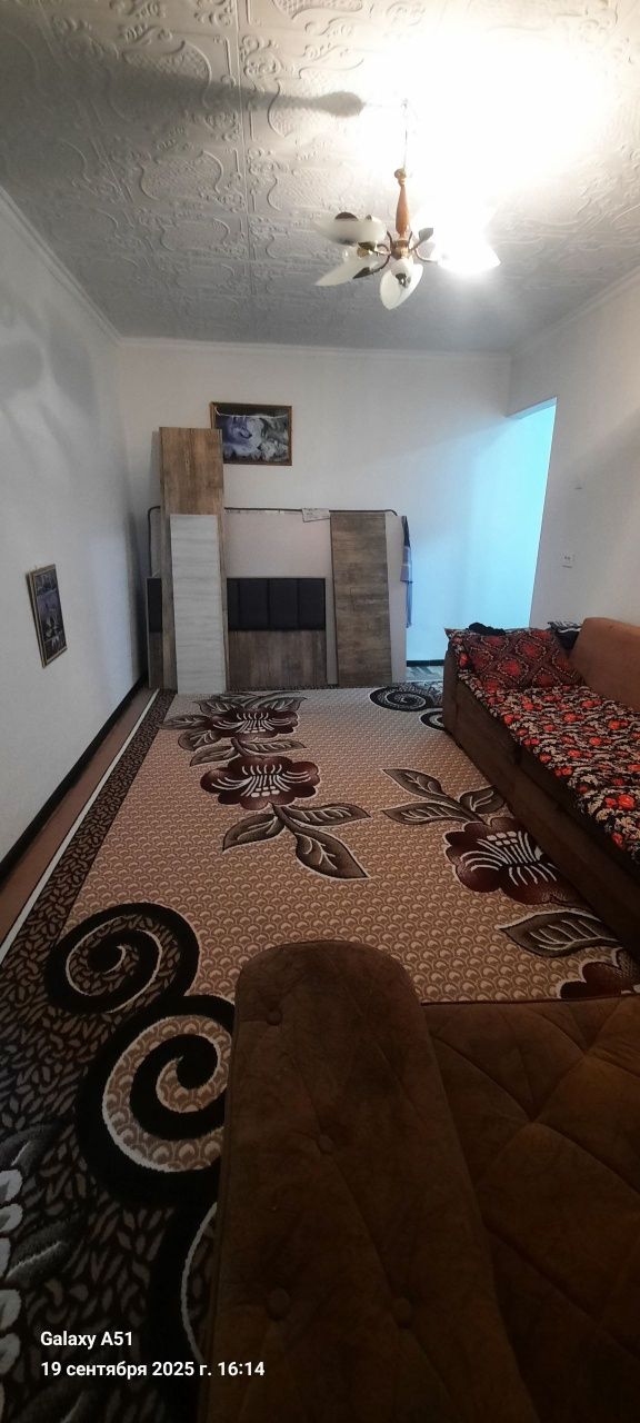 Продаётся 2 ком кв в чирчике 2 мкн 4 этаж  около канечки
