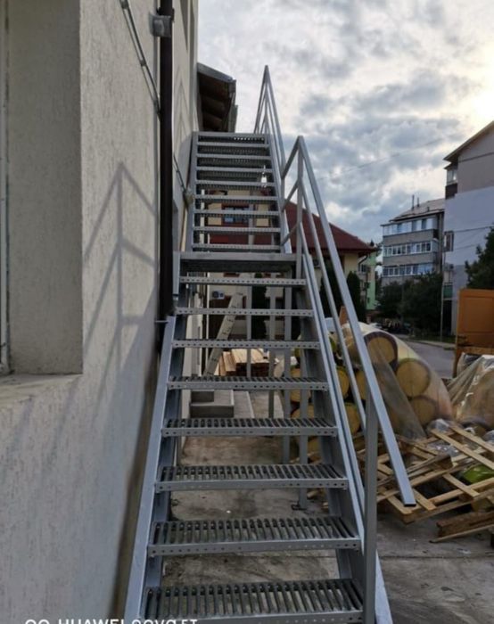 Vând scări zincate