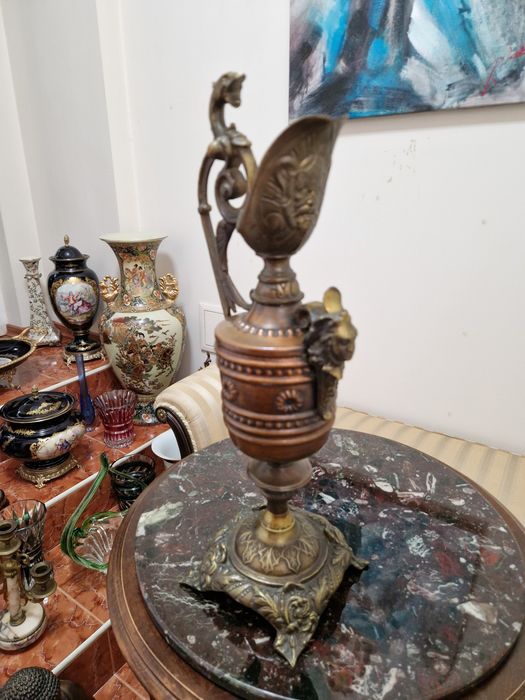 Рядка антикварна ренесансова бронзова кана с орнаменти