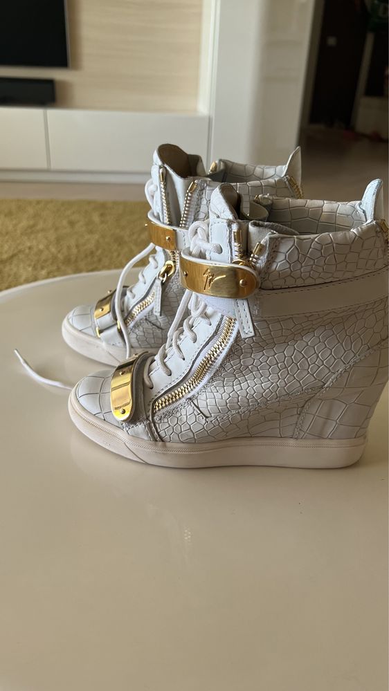 Pantofi Giuseppe Zanotti albi marimea 37 din piele de corcodil