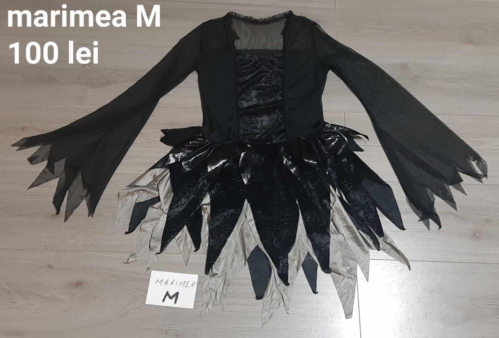 Costume de polițist,  clovn și schelet