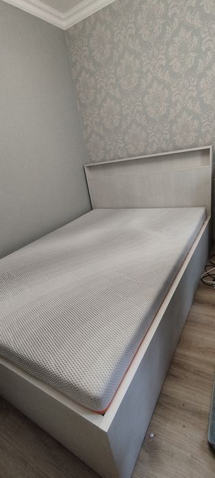 Кровать с матрасом