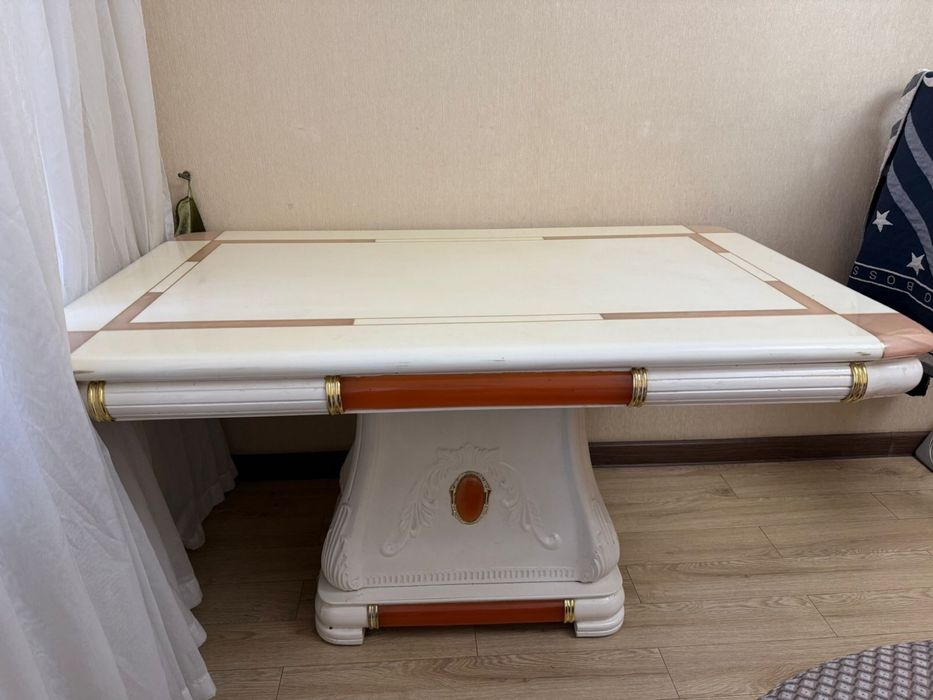 Белый мраморный стол в отличном состоянии