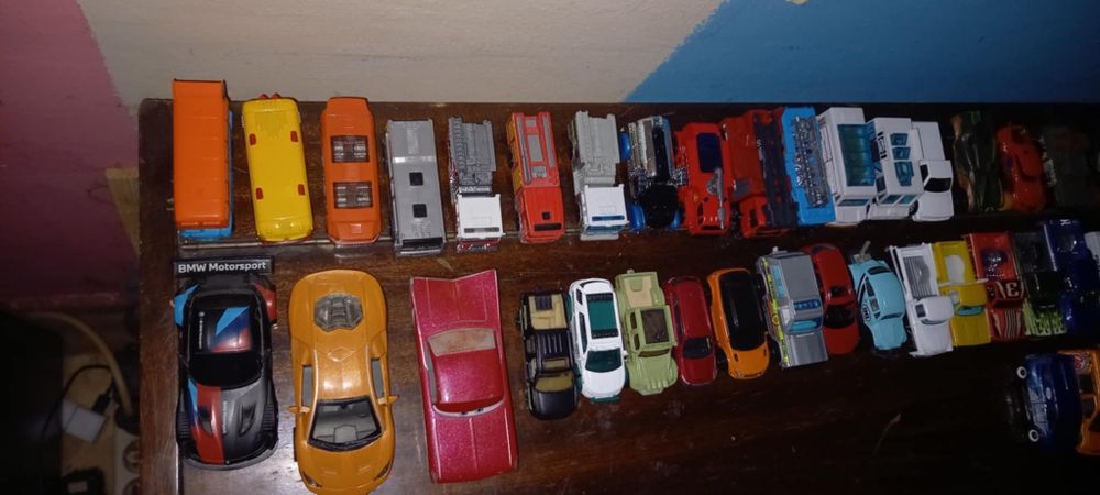 Продавам колекция от колички в нaмален размер.135 броя без драскотинка