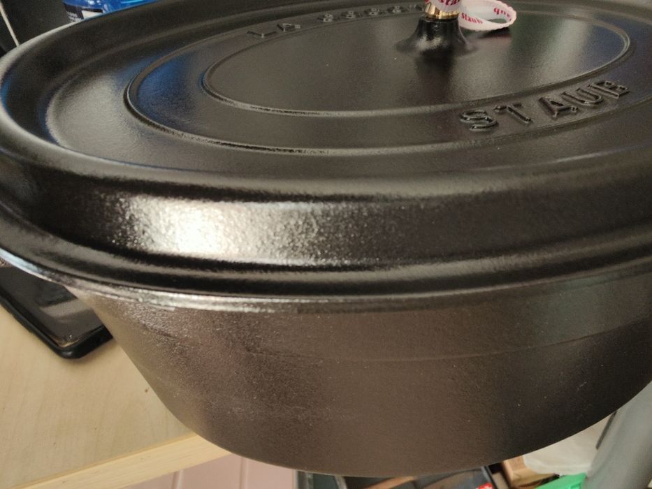 Vând oala Staub nu LeCreuset