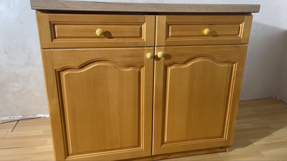 Шкаф от чам с термоплот със горен ред шкафчета.