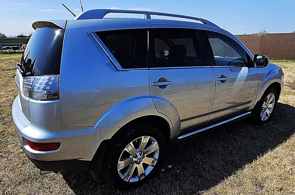 Mitsubishi Outlander 2.2 DiD Automat 4x4 • Full dotări • Proprietar
