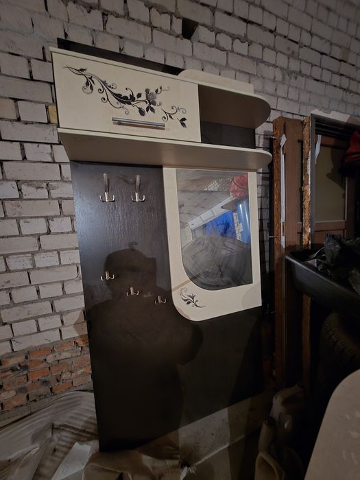 Вешалка в прихожу или коридор