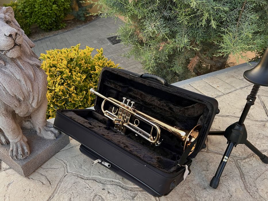 Trompetă Thomann – stare impecabilă + cutie premium + stativ inclus