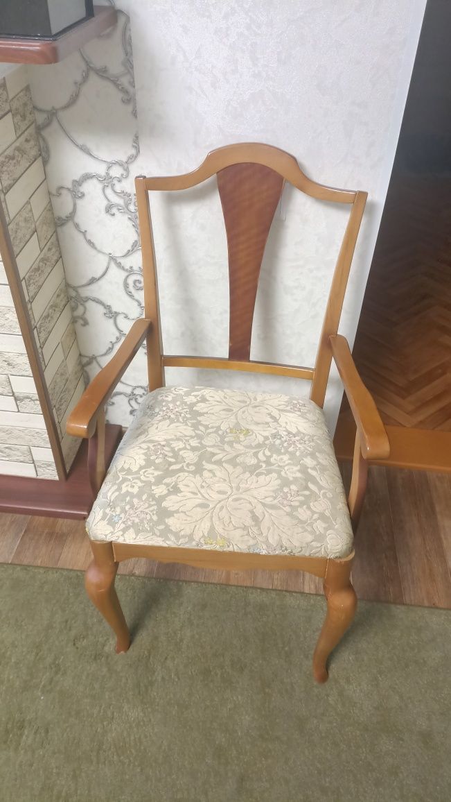 Кресло с разными ножками