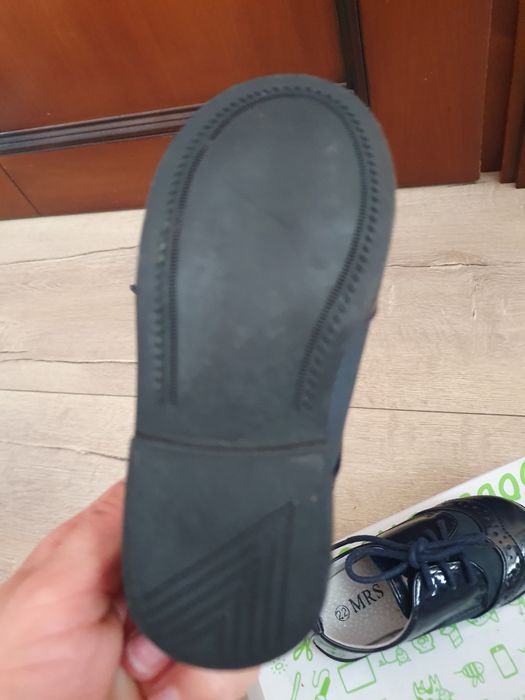 Vând pantofi eleganti pentru baieti  din piele lacuita marimea 22