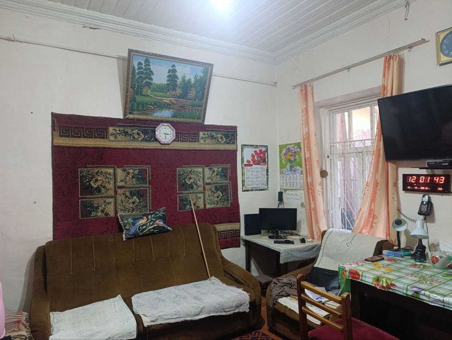 Продаётся дом в общем дворе в центре  Узбекистанская, рядом 34-я школа