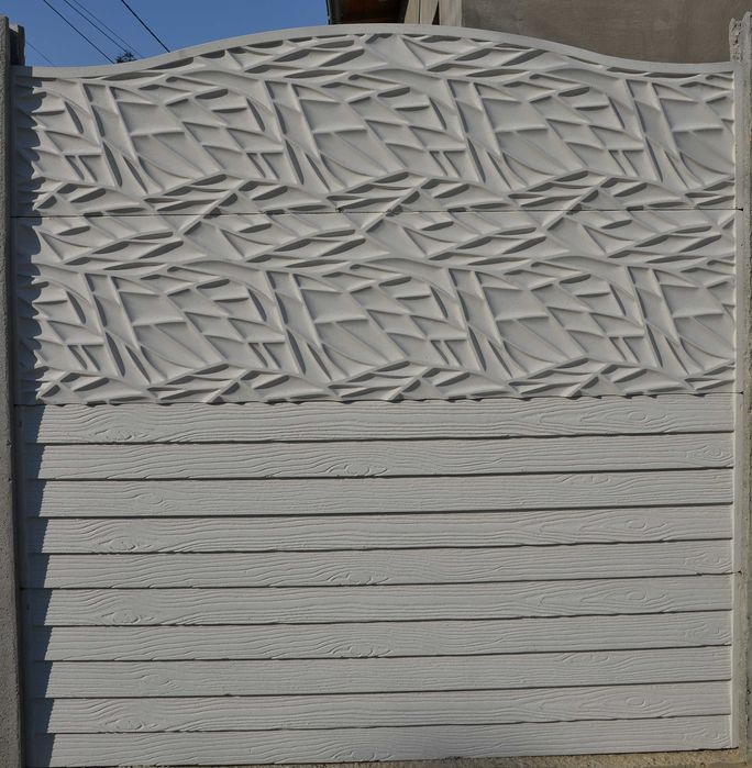 Gard din beton cu tot cu stalpi.