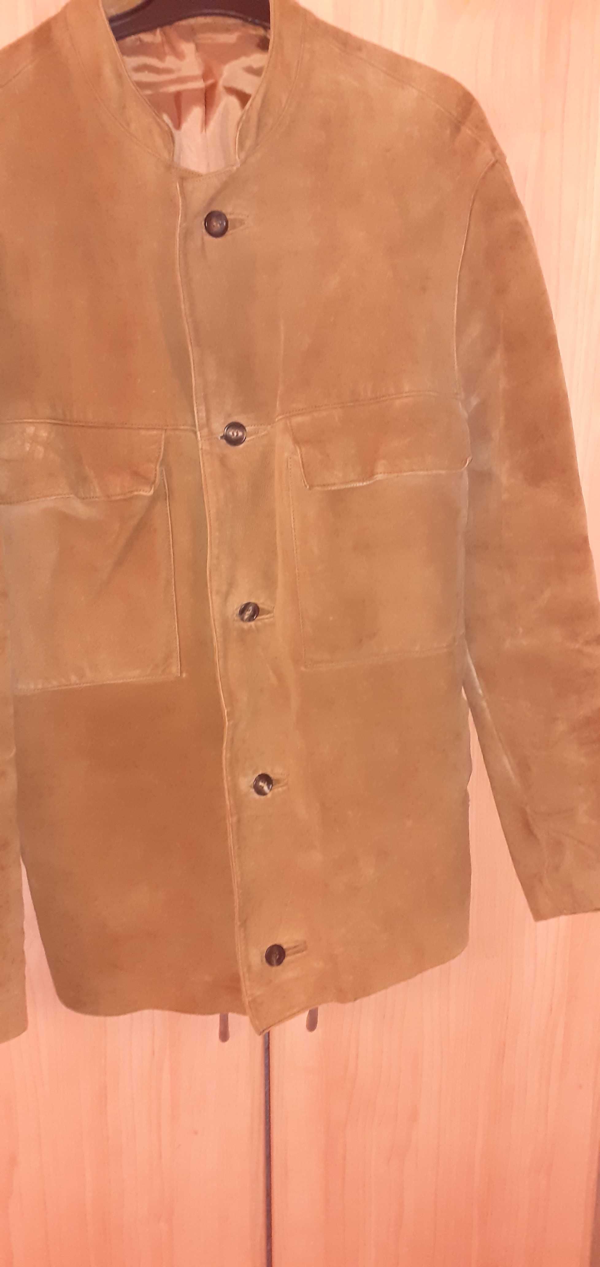 Мъжко велурено сако, с външни 
и странични джобове.