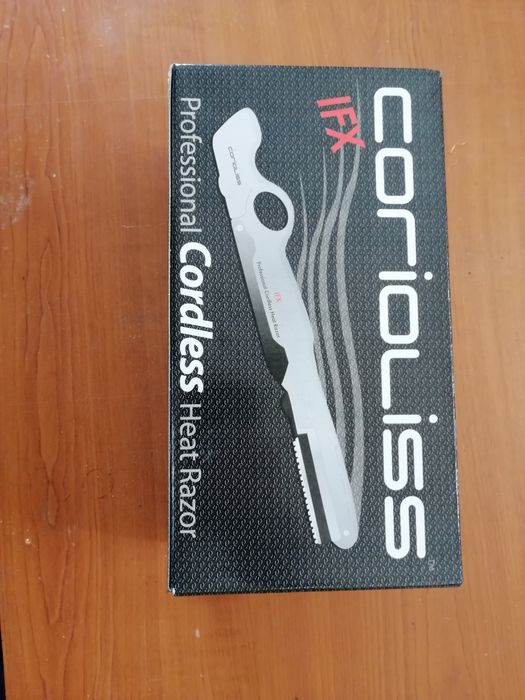 Aparat de coafor pentru tăiat fire razlete