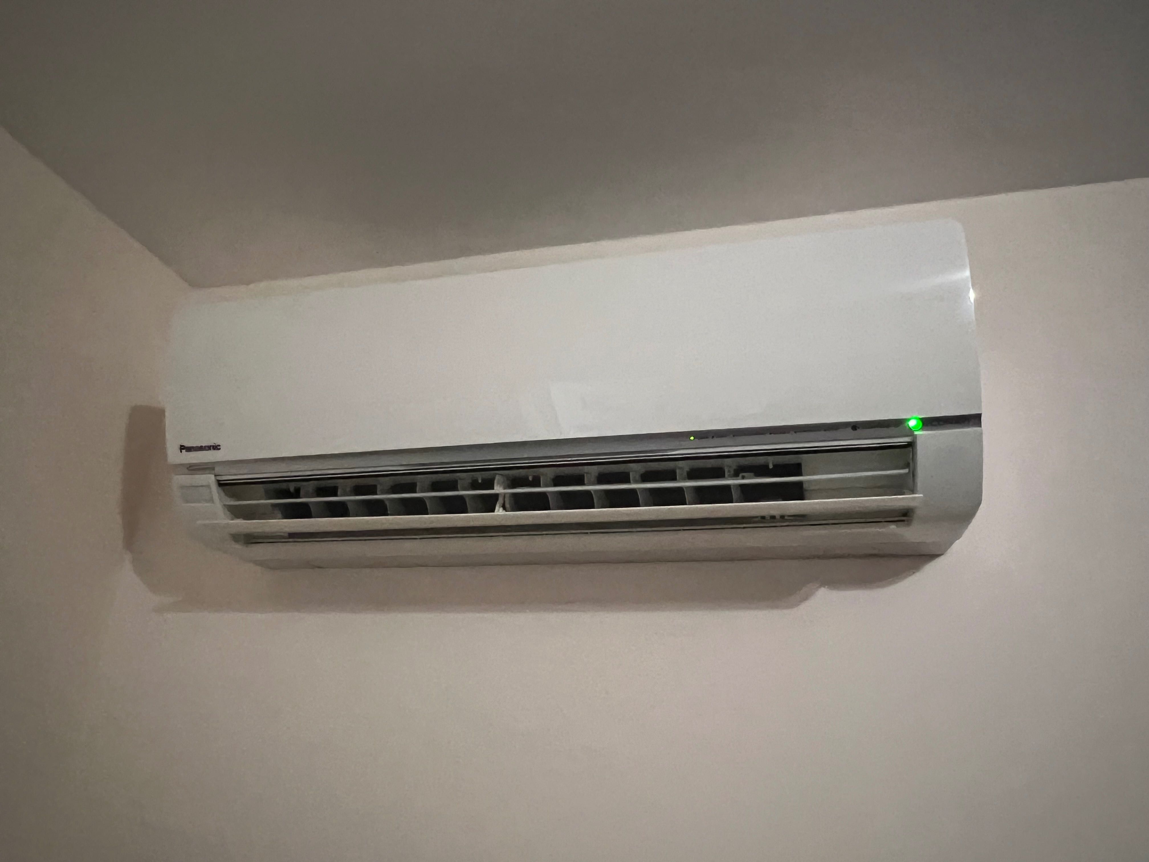 Продавам инверторен климатик Panasonic 12-ka в много добро състояние !