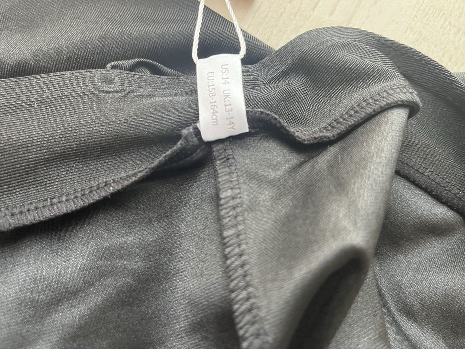 Colanti negri noi, cu eticheta