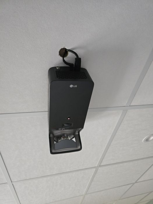 Късофокусен проектор за домашно кино LG