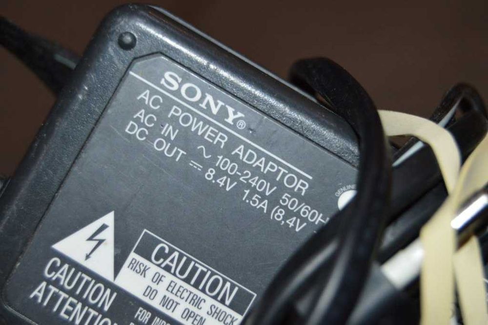 Incarcator pentru camere video Sony model AC-L10A si AC-L10B
