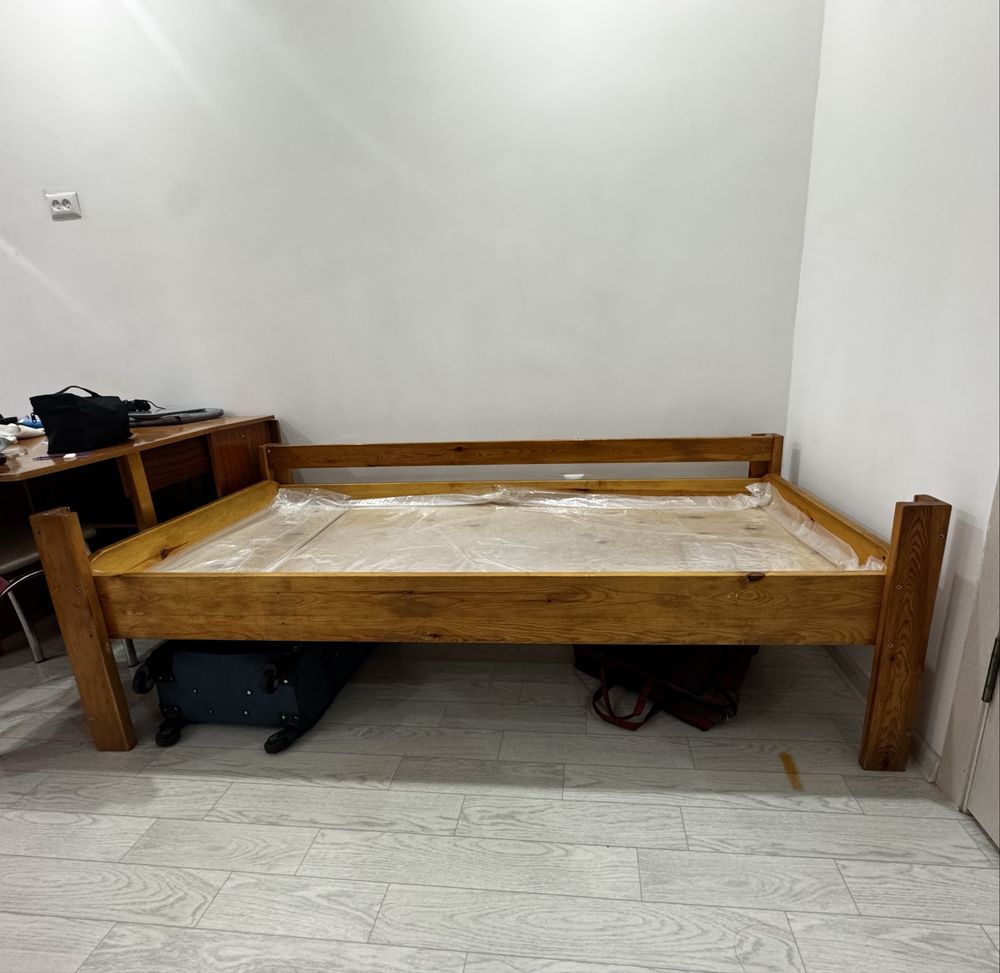 Продам кровать с матрасом