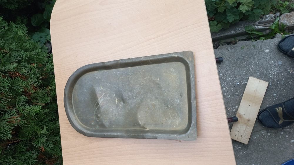 Много стар поднос с маркировка с Ъ