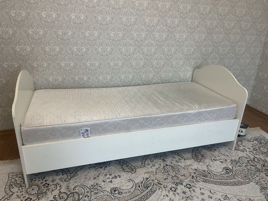 Продам Кровать белую