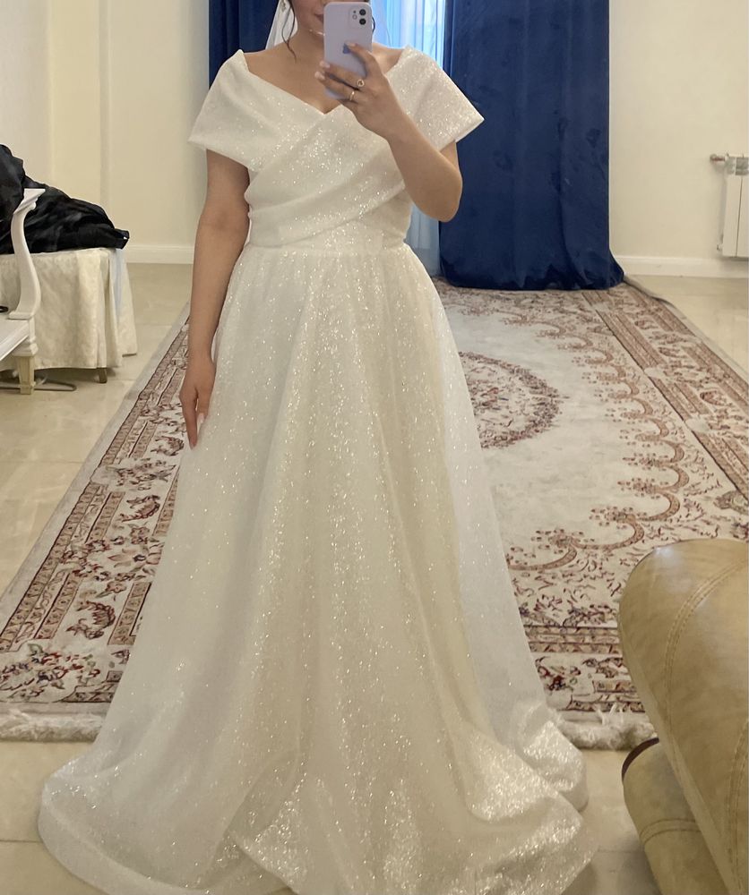 Свадебное платье, полностью блестящее