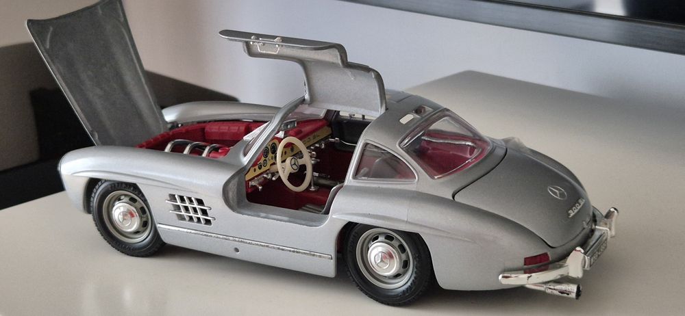 Macheta Mercedes 300 SL scara 1/18 Brurago metalica