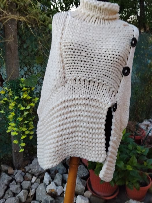 Ръчно изплетено пончо