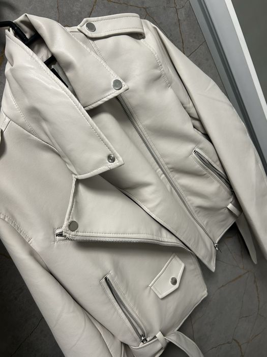 Чисто ново стилно дамско кожено яке в светъл цвят!