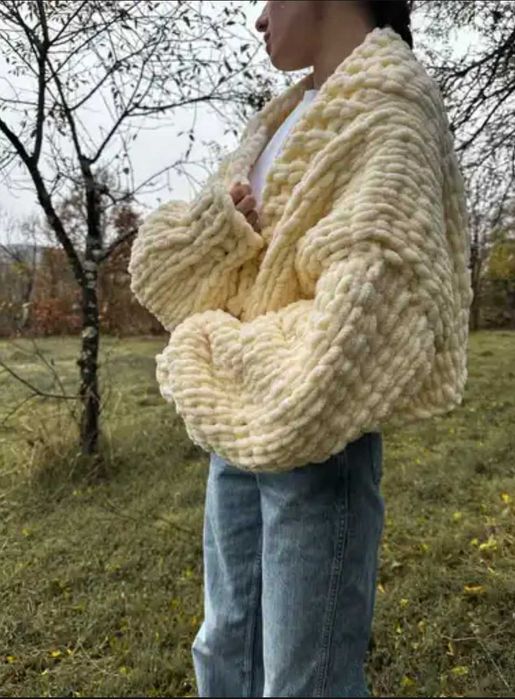 Ръчно плетена жилетка в цвят екрю