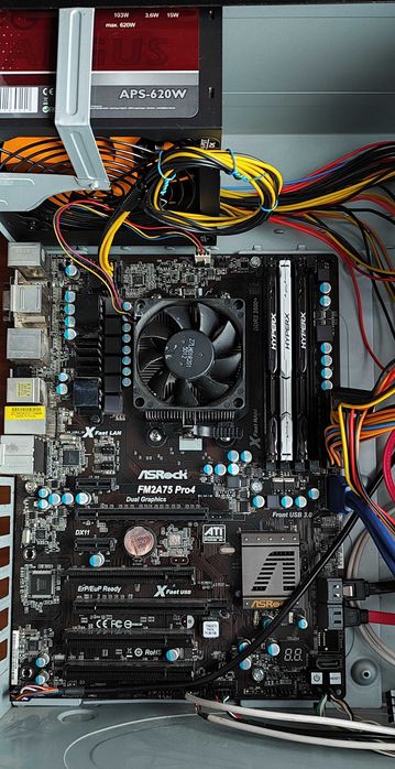 Vand PC desktop (unitate centrala, monitor, tastatura, mouse)