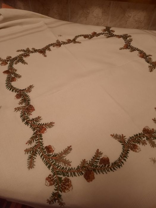 Fata de masa de sărbători cusuta manual cu conuri și ramuri de brad