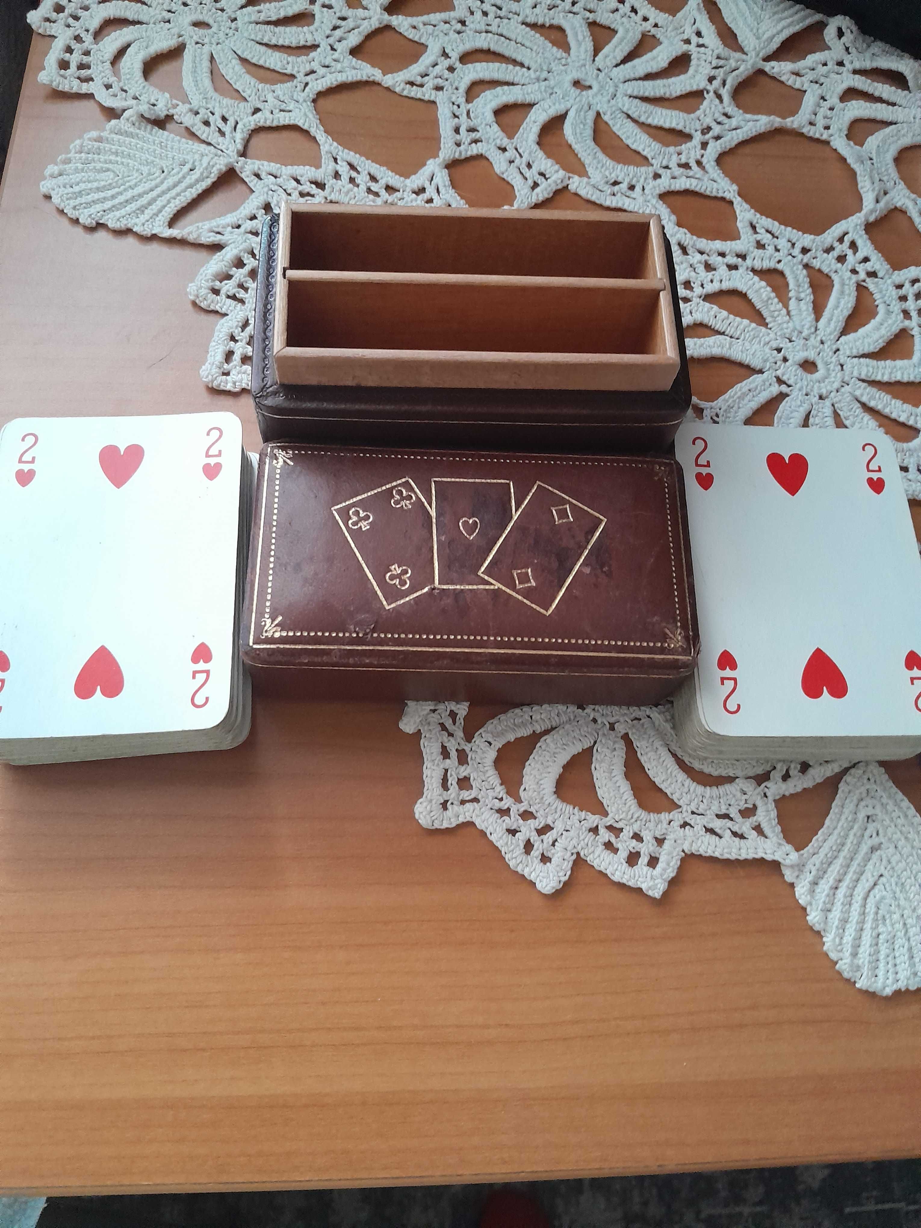 Cărți de joc complete - 2 perechi (roșu/albastru), cutie lemn cu piele