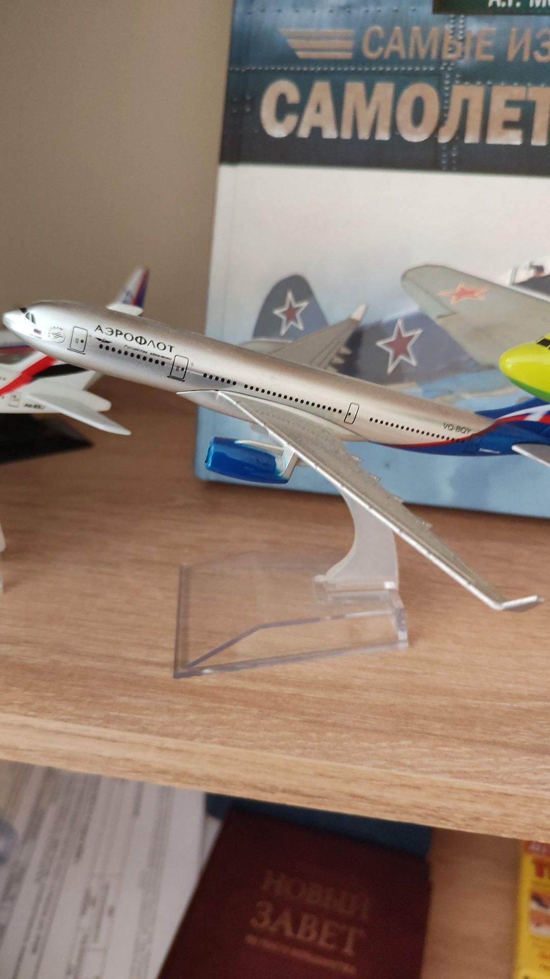 Самолеты разных авиалиний, модели металлические.