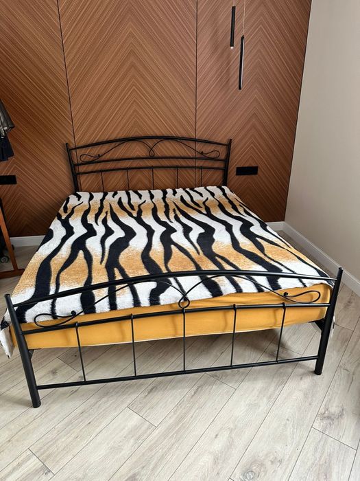 Продам кровать с матрасом